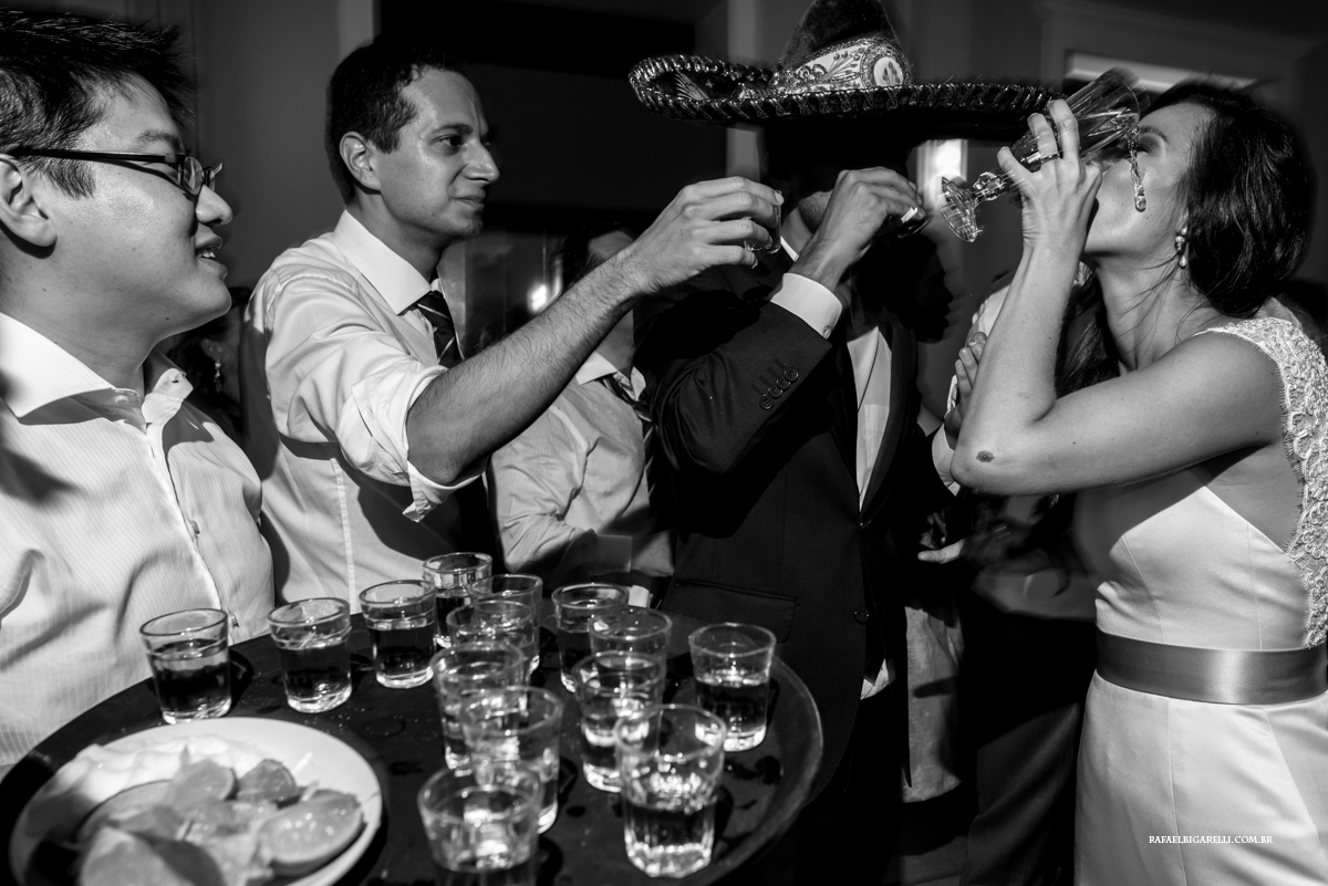 noiva tomando tequila na festa