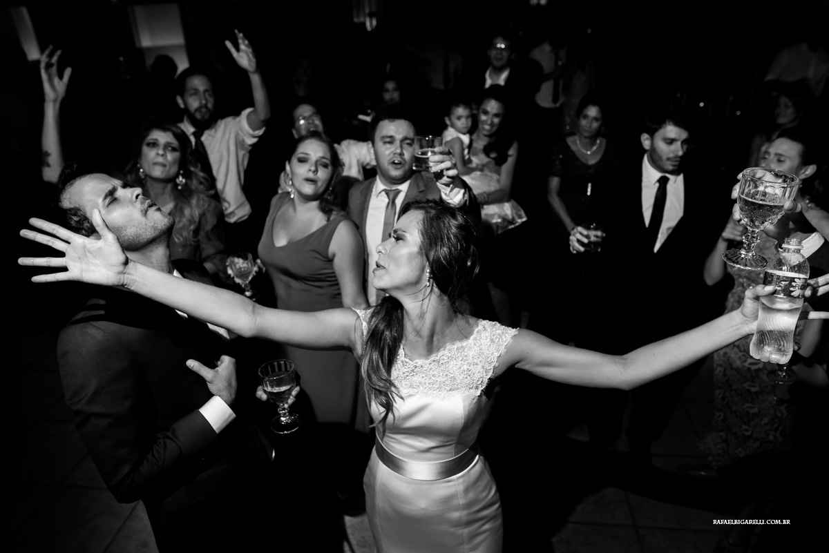 amigos e noivos curtem muito a festa do casamento