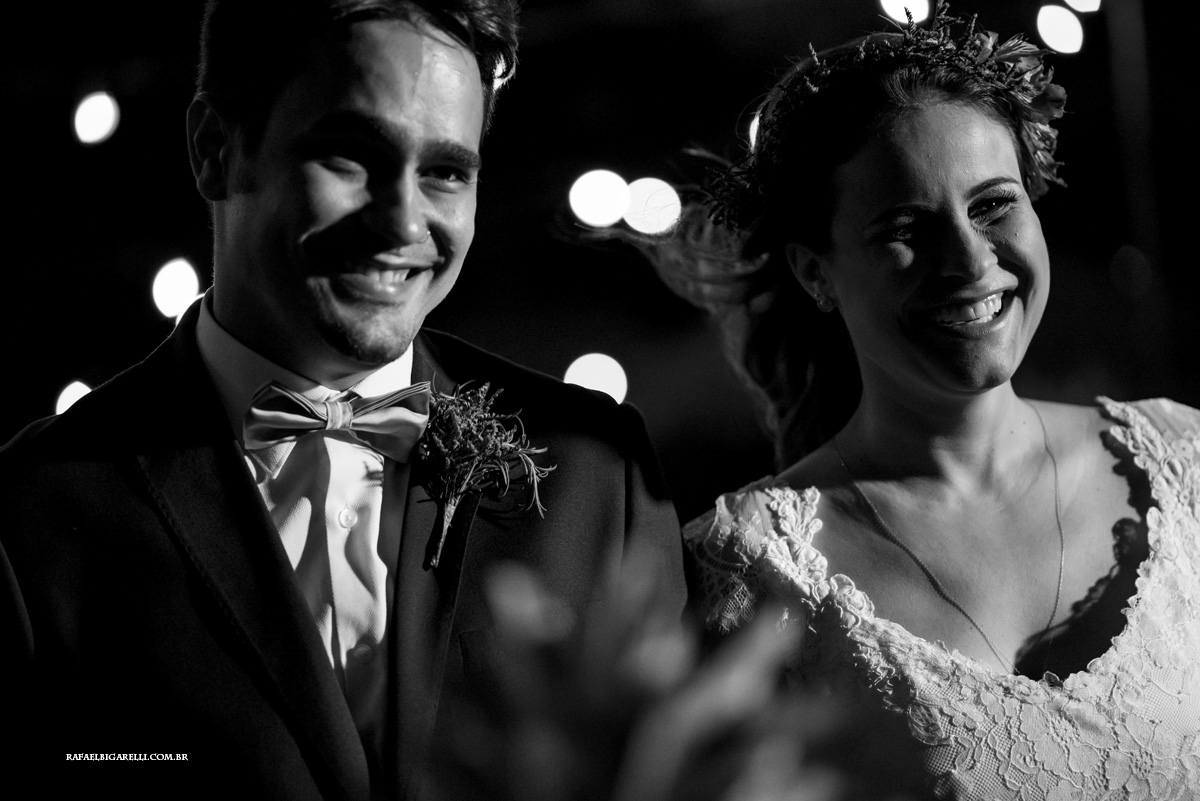 noivos sorrindo na cerimonia do casamento