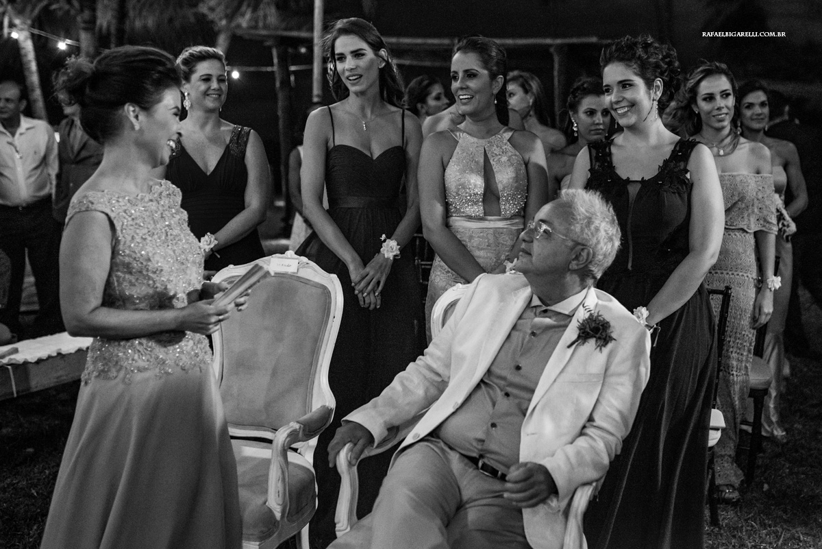 pais dos noivos comemoram o casamento