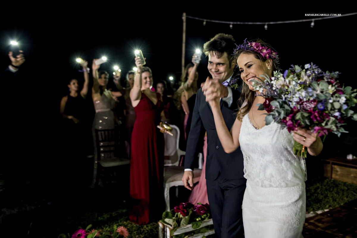 saida dos noivos com luzes de celular