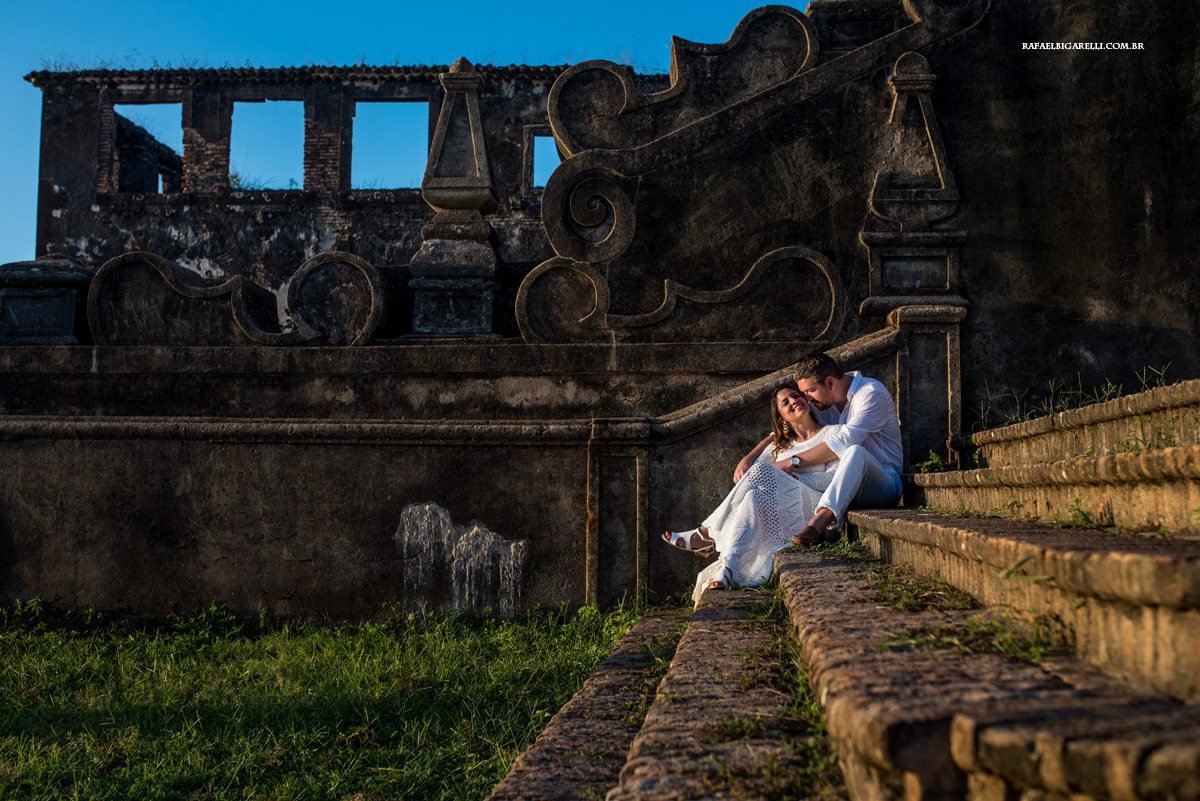 casal de noivos abraçados na escada da igreja