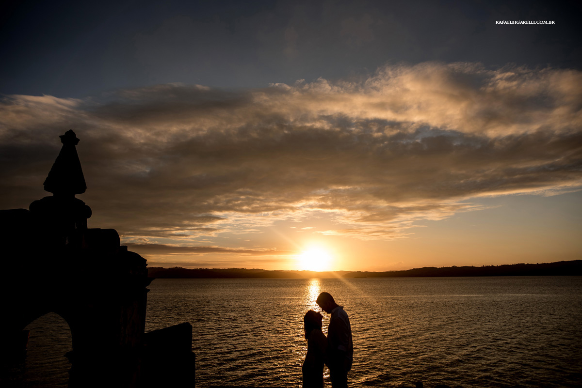 casal namorando ao por do sol na bahia