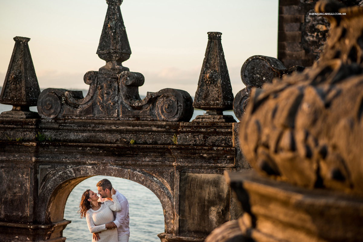 casal de noivos namoram a beira do rio na bahia