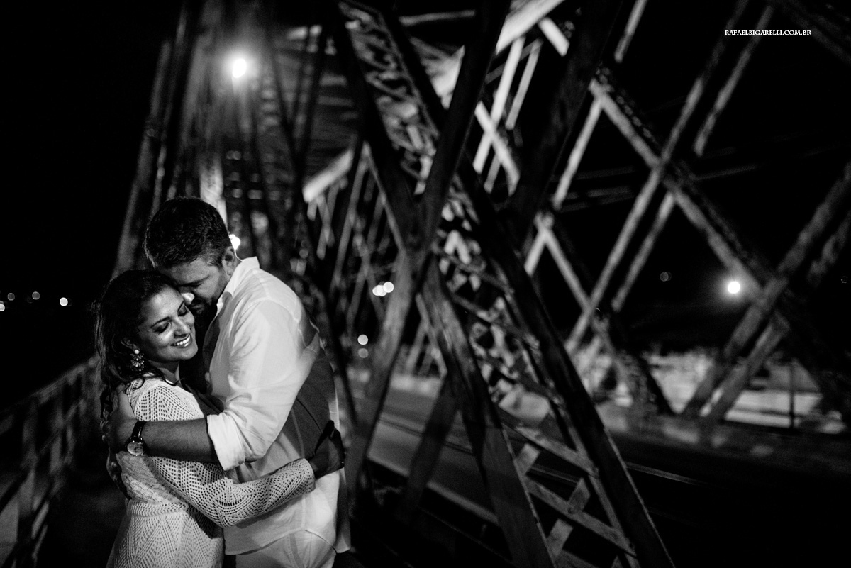 noivos se abraçando a luz  da lua