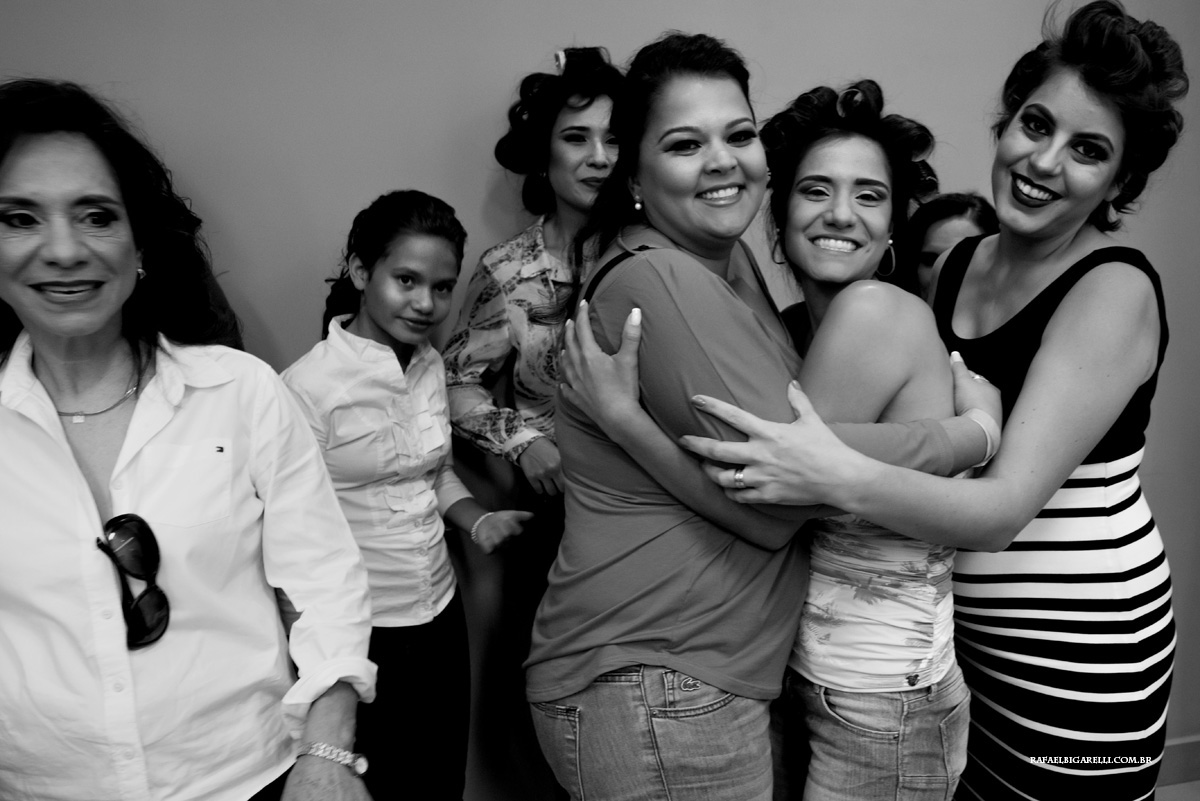 madrinhas se abraçam no making of da noiva