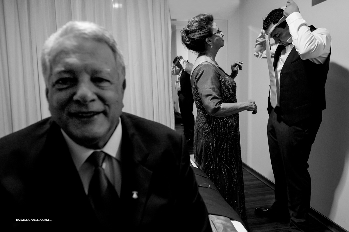 noivo tendo ajuda da mãe para ir para o casamento