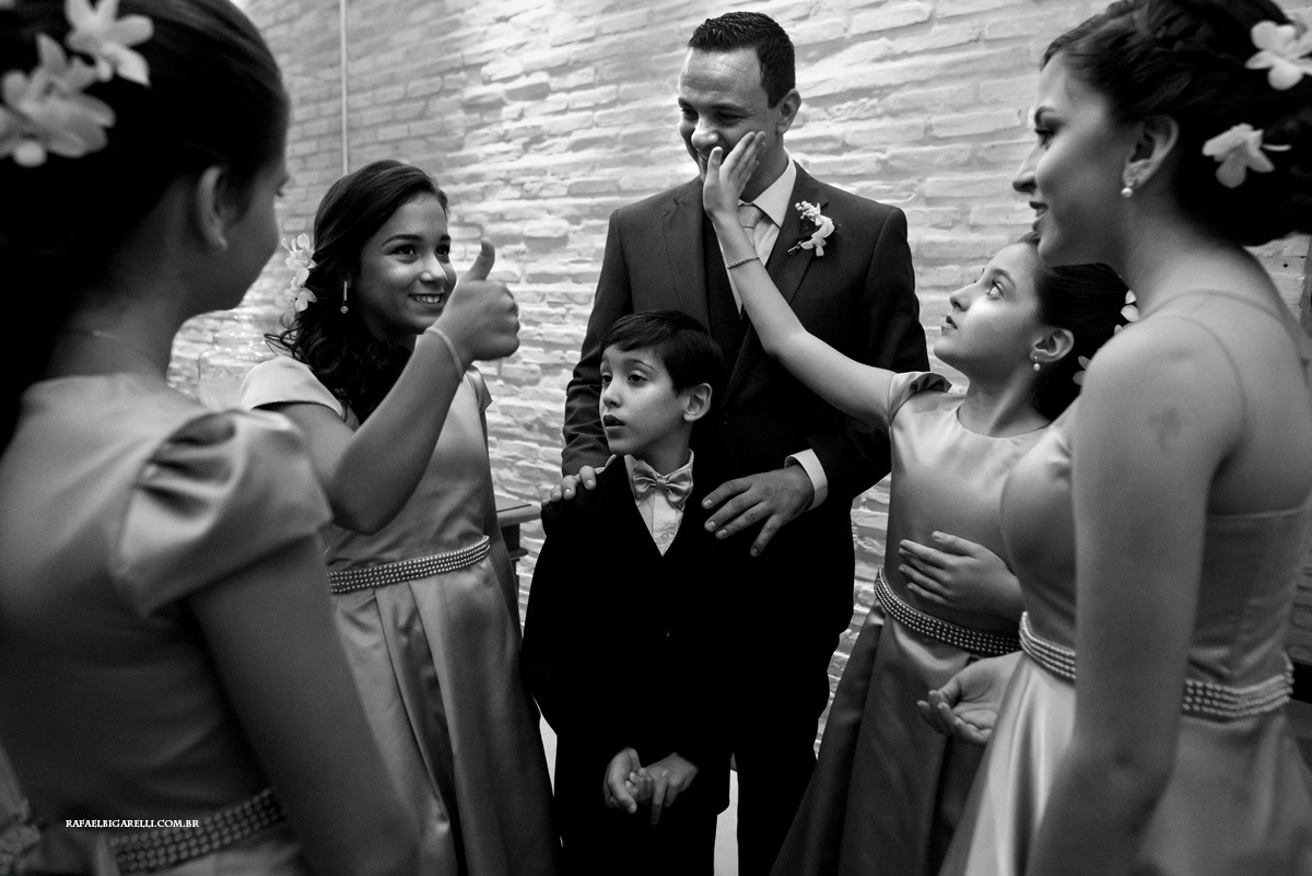 noivo recebendo carinho das daminhas