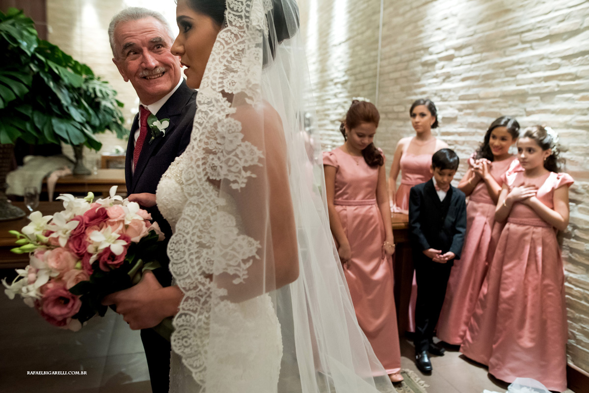 pai da noiva olhando para sua filha antes da entrada do casamento