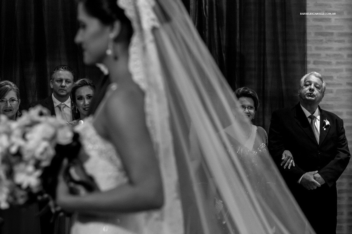 pai do noivo suspira ao ver o casal chegar ao altar