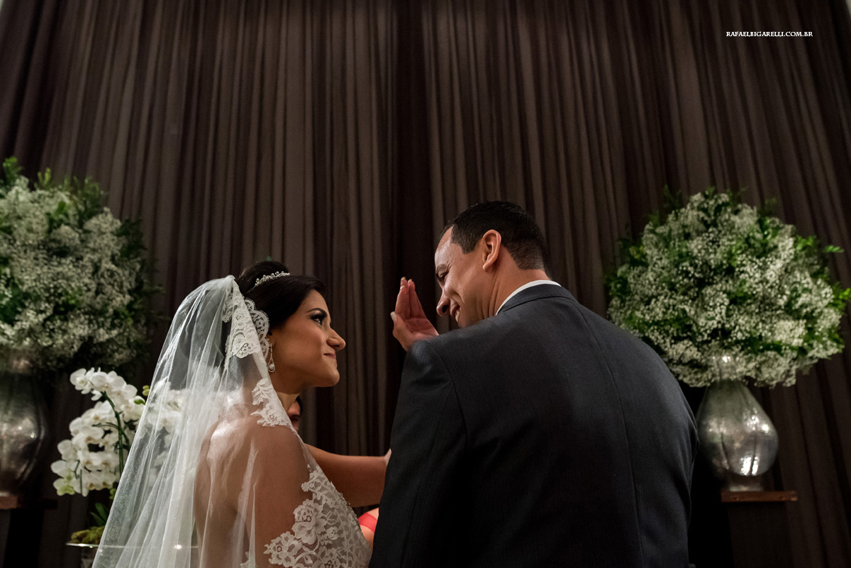 noiva faz carinho em noivo durante a cerimonia