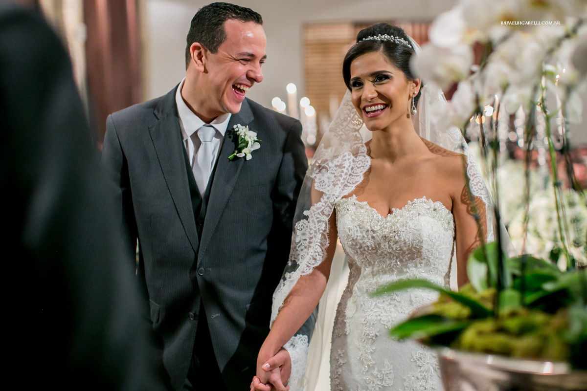 noivos sorrindo na cerimonia