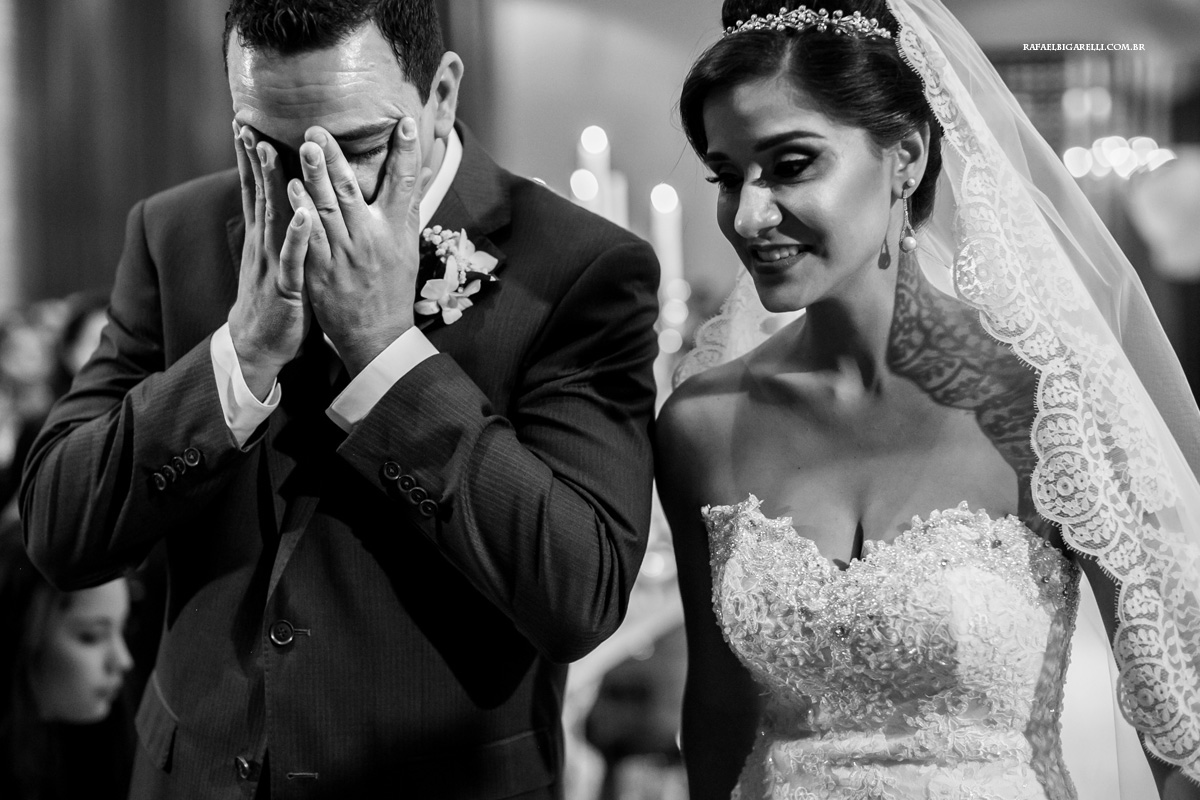 noivo chorando no casamento