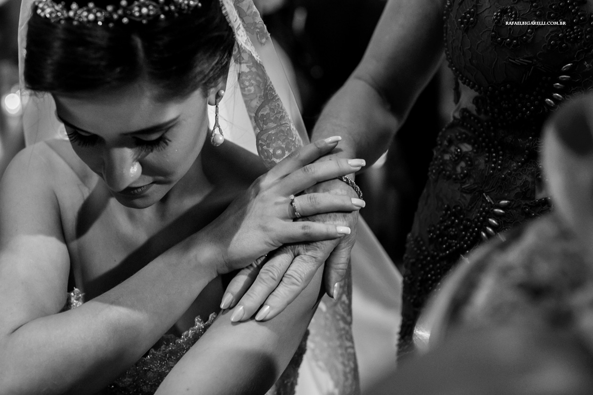 as mãos de mãe e filha juntas no casamento