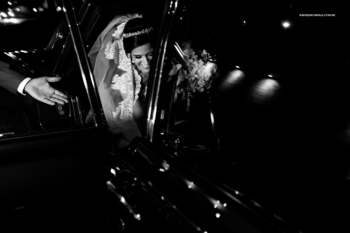 noiva sendo acolhida por seu pai no carro