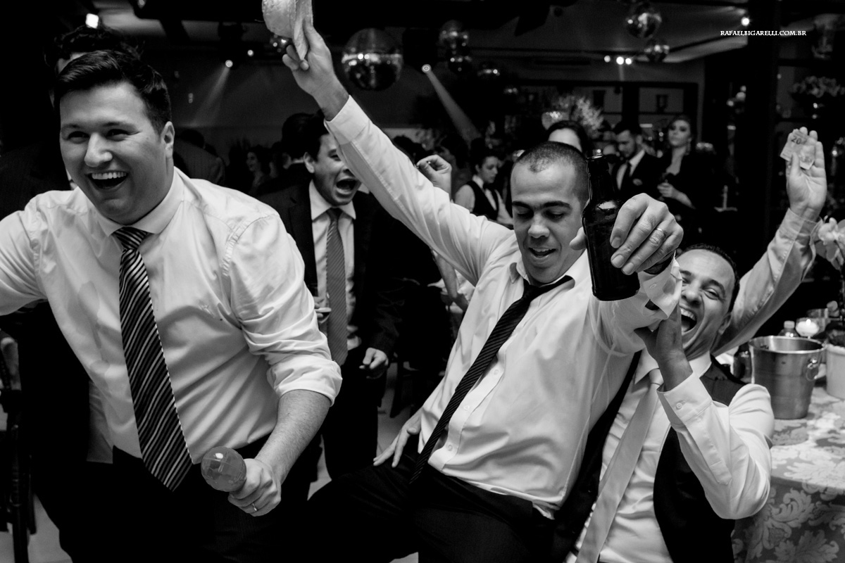 amigos e noivos se divertindo na festa