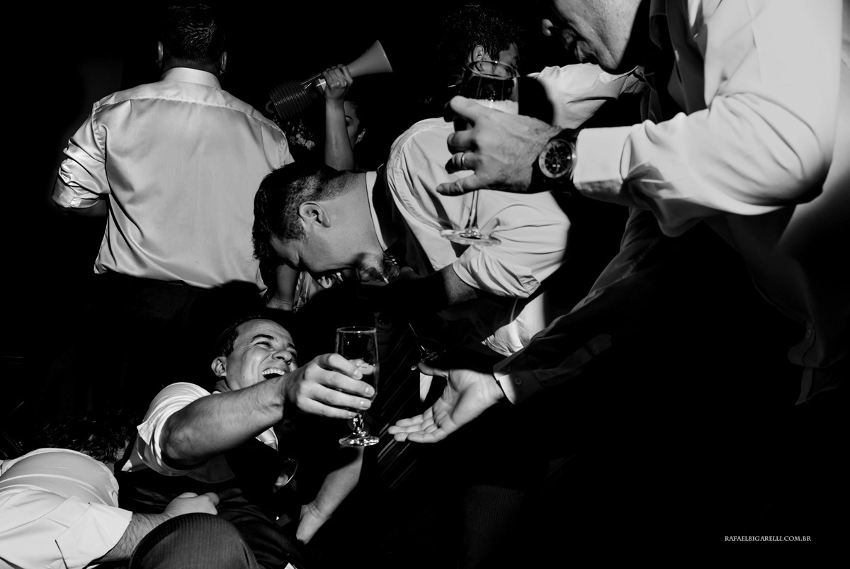 noivo caindo na festa