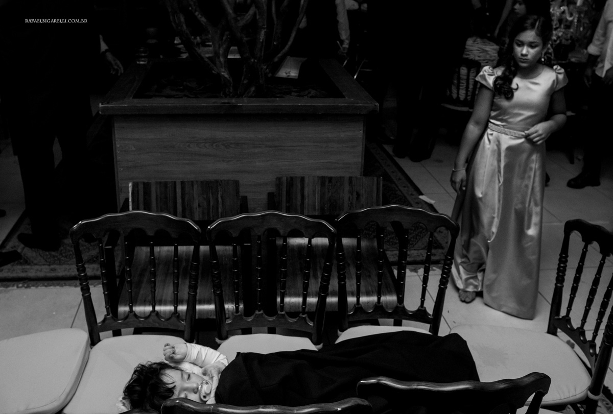 crianças dormindo na festa de casamentp