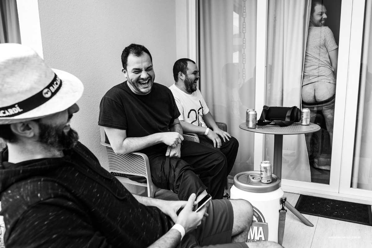 making of do noivo padrinho mostrando a bunda diversão entre amigos na praia de cambury são sebastião sp 