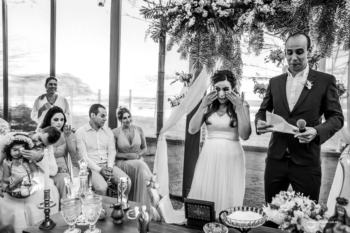 noiva enxugando as lágrimas em cerimônia no beach hotel cambury na praia de cambury são sebastião sp fotógrafo rafael bigarelli