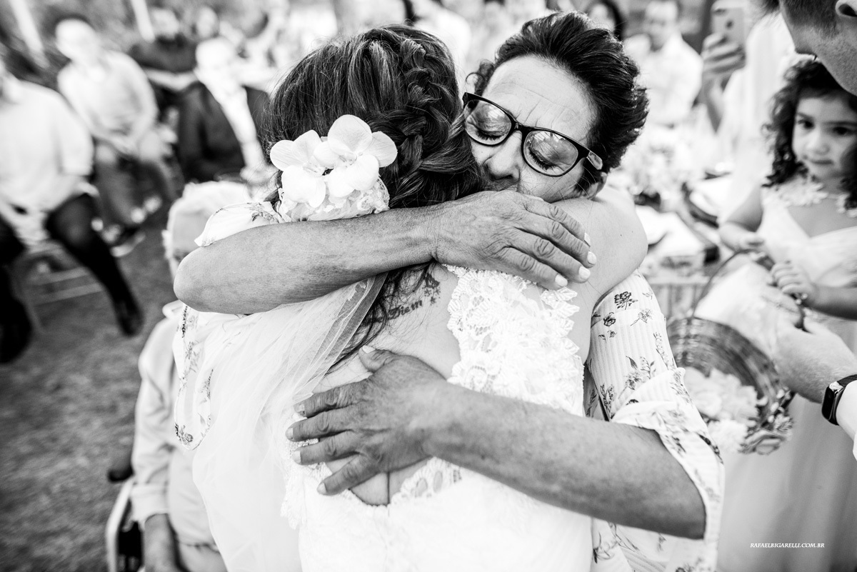 noiva abraça convidada cerimônia no beach hotel cambury na praia de cambury são sebastião sp fotógrafo rafael bigarelli