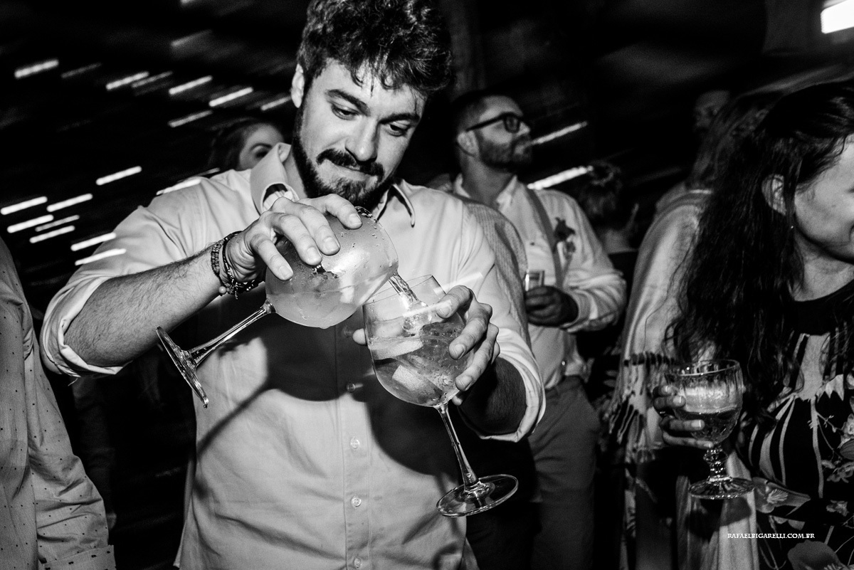 convidado fazendo drinks em festa de casamento em em toque toque pequeno litoral de são paulo fotógrafo rafael bigarelli