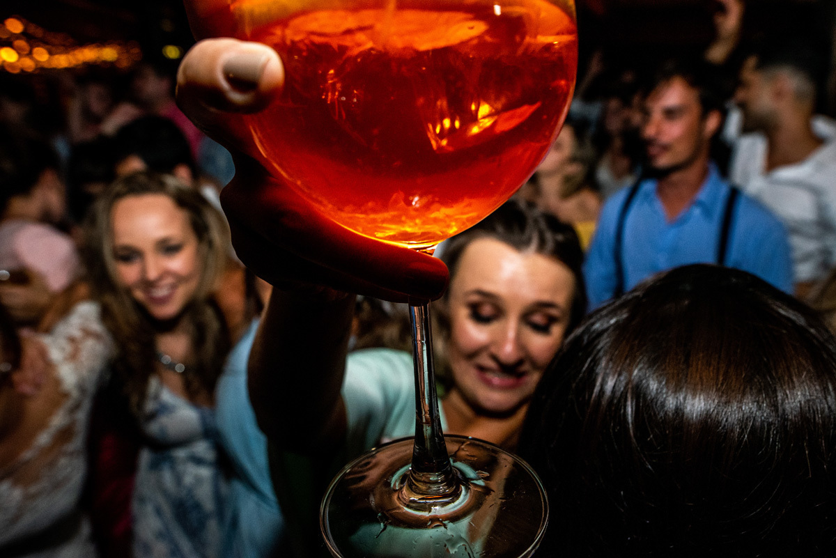 drink vermelho copo de bebida em festa de casamento em em toque toque pequeno litoral de são paulo fotógrafo rafael bigarelli