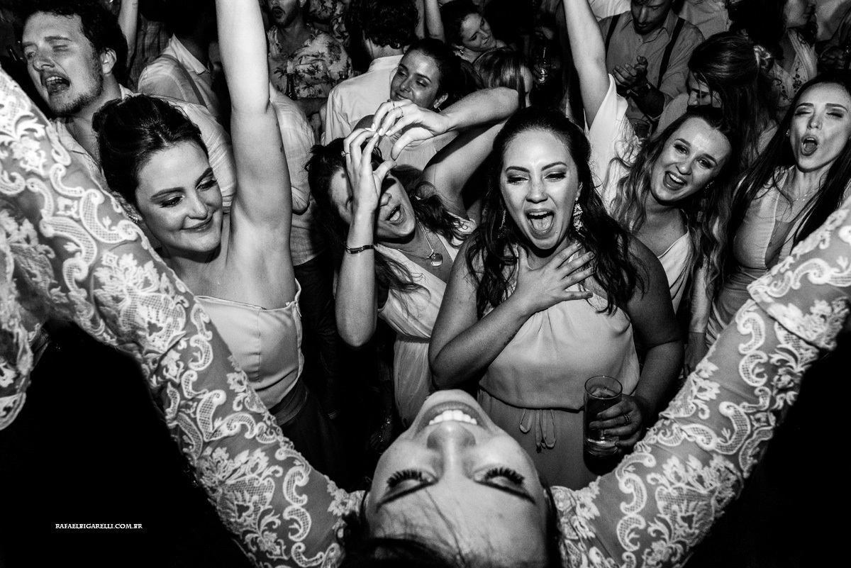 noiva jogando o buquê em festa de casamento em em toque toque pequeno litoral de são paulo fotógrafo rafael bigarelli