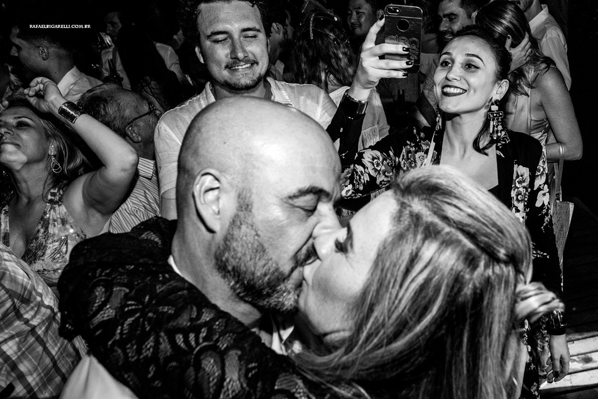 convidados se beijando em festa de casamento em em toque toque pequeno litoral de são paulo fotógrafo rafael bigarelli
