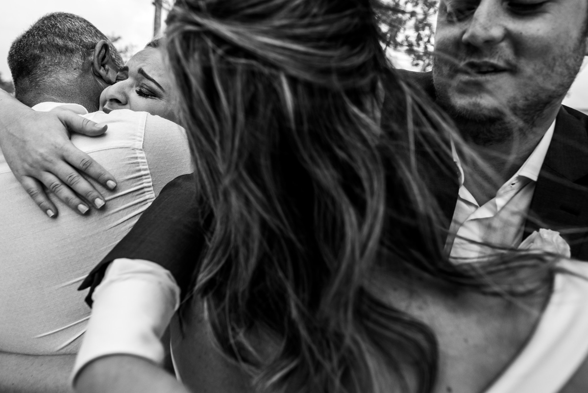 noivos abraçando convidados em cerimônia de casamento na praia punta cana republica dominicana