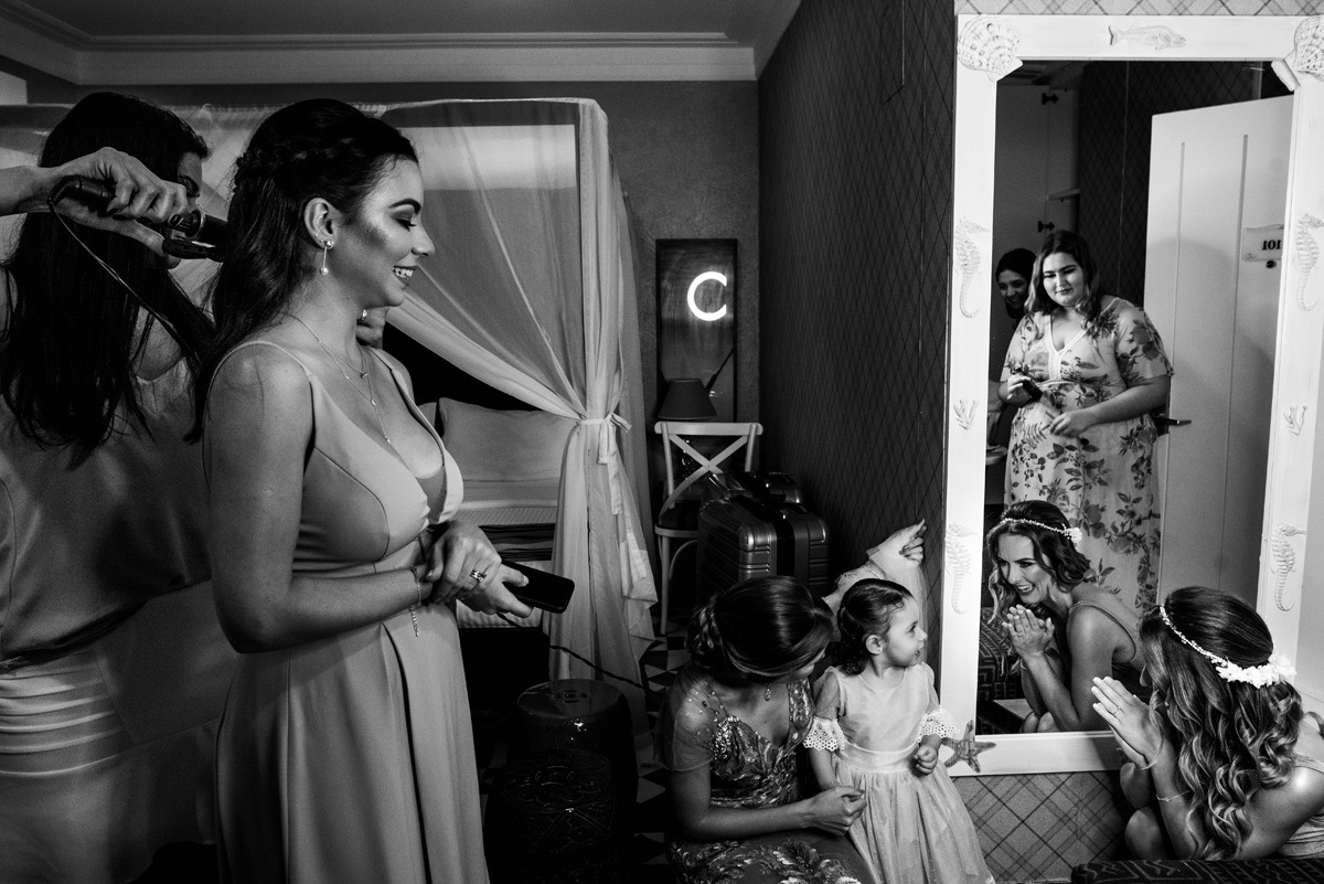 fotos de casamento na praia making of da noiva com madrinhas e daminha praia de tabatinga ubatuba sp