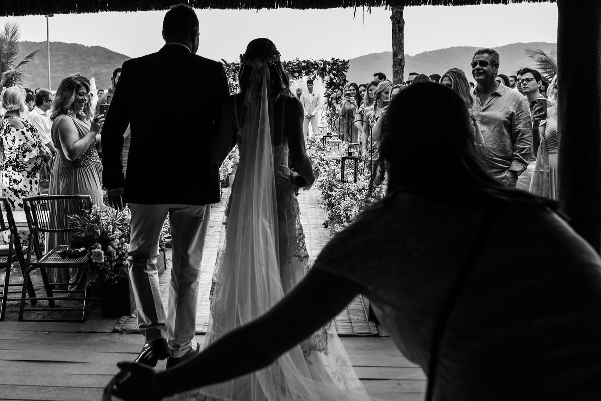 fotos de casamento na praia cerimônia na praia de tabatinga ubatuba sp