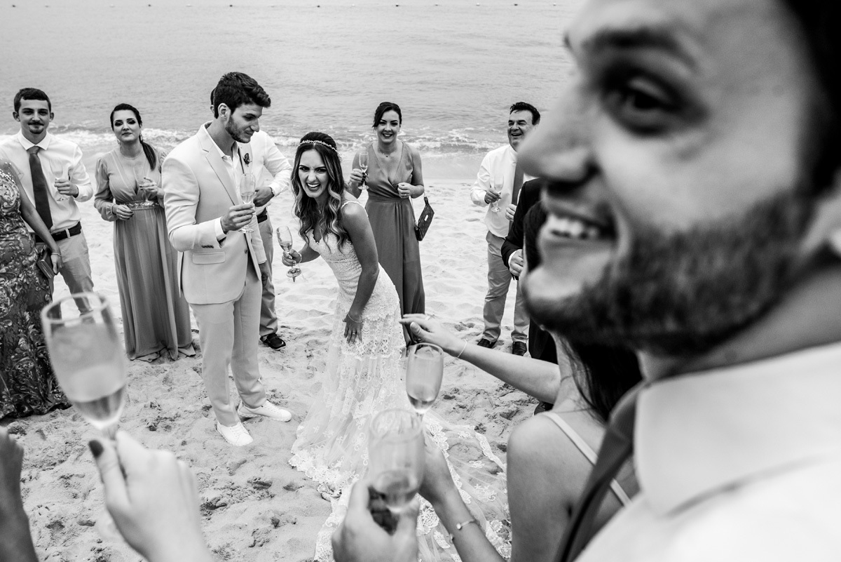 noivos com padrinhos e madrinhas na praia casamento no litoral norte de são paulo praia de tabatinga em ubatuba 