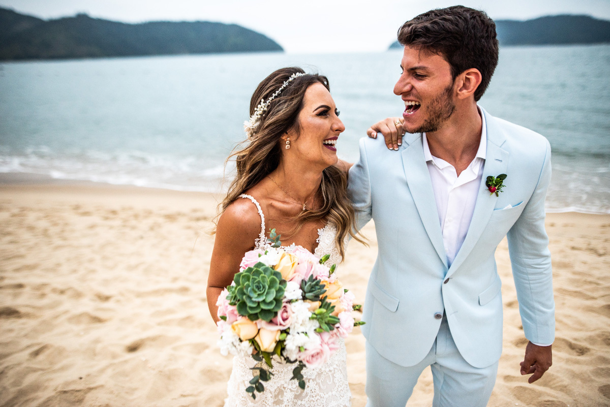noivos na praia casamento no litoral norte de são paulo praia de tabatinga em ubatuba 
