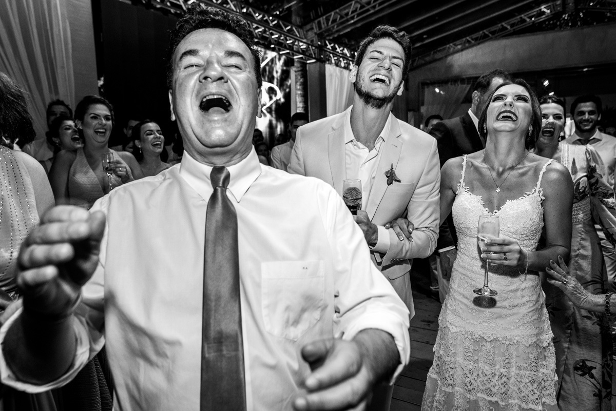 noivos rindo em festa de casamento em ubatuba sp