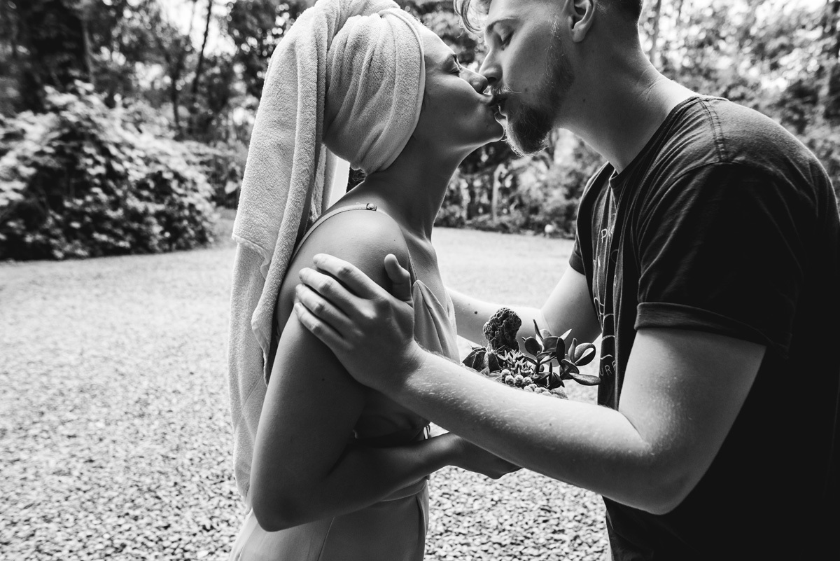 casal de noivos se beijando