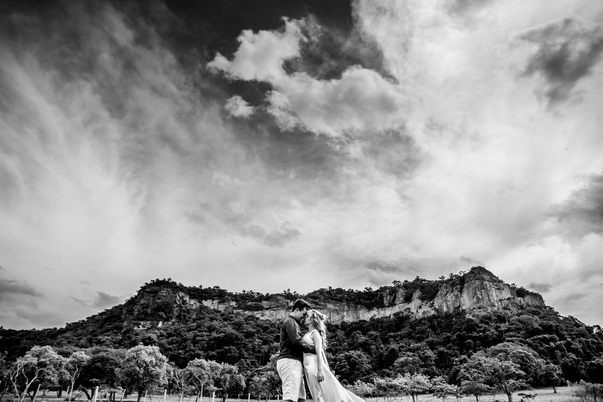 noivos e montanha noiva e noiva em ensaio no campo trash the dress em fazenda dois corregos sp fotógrafo rafael bigarelli