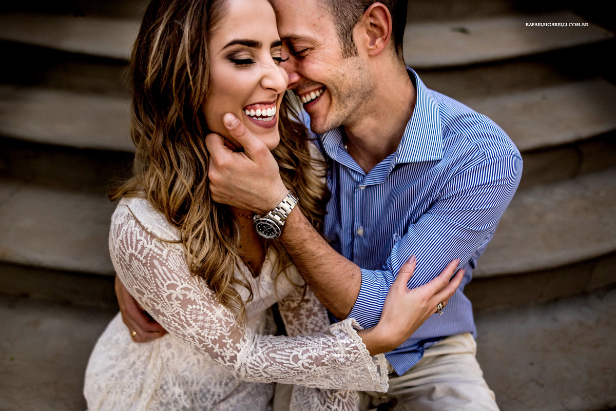 casal de noivos namorando no pre wedding