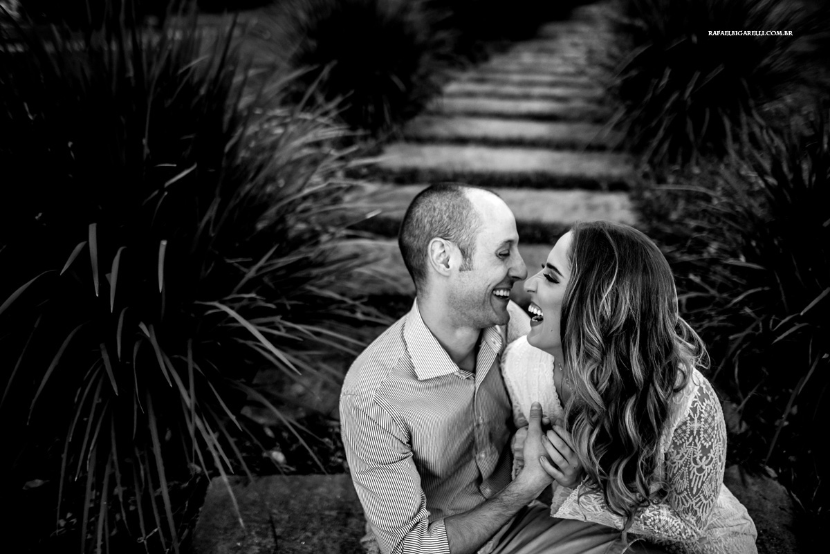 noivos sorrindo no ensaio de noivos