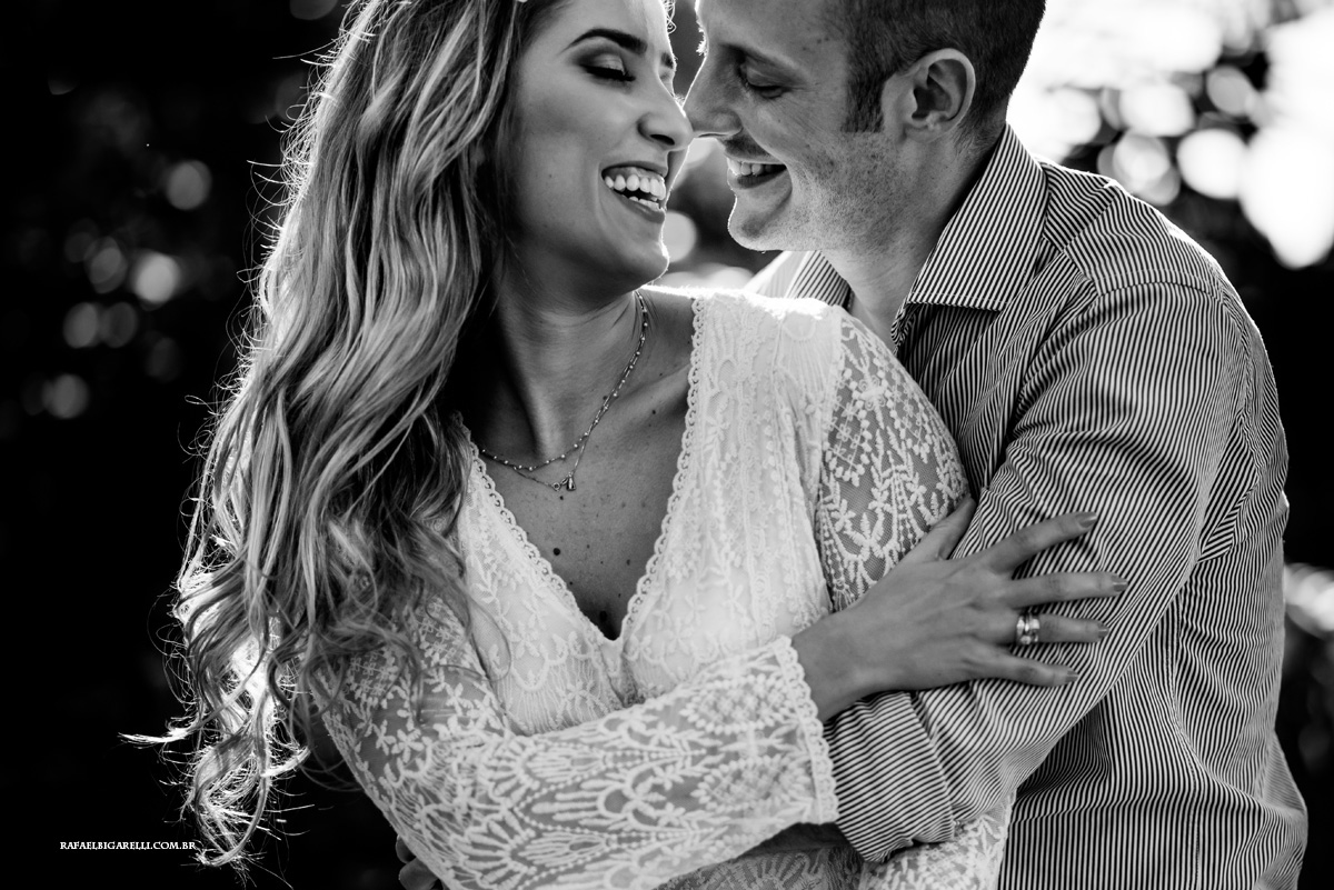 casal sorrindo na sessao de fotos