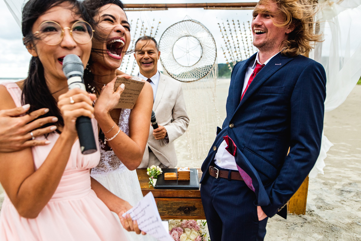 noiva rindo cerimônia de casamento cerimônia de casamento pé na areia ilha do mel paraná brasil filtro dos sonhos decoração