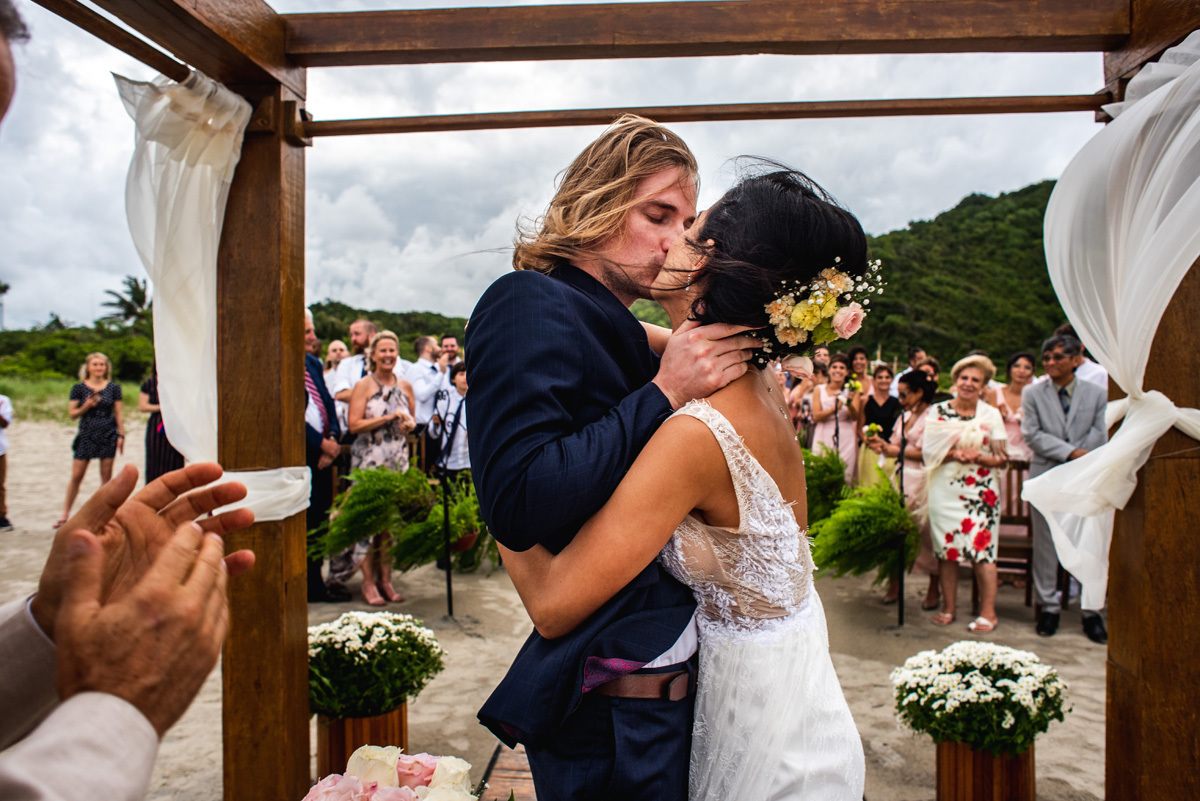 noiva rindo cerimônia de casamento cerimônia de casamento pé na areia ilha do mel paraná brasil filtro dos sonhos decoração