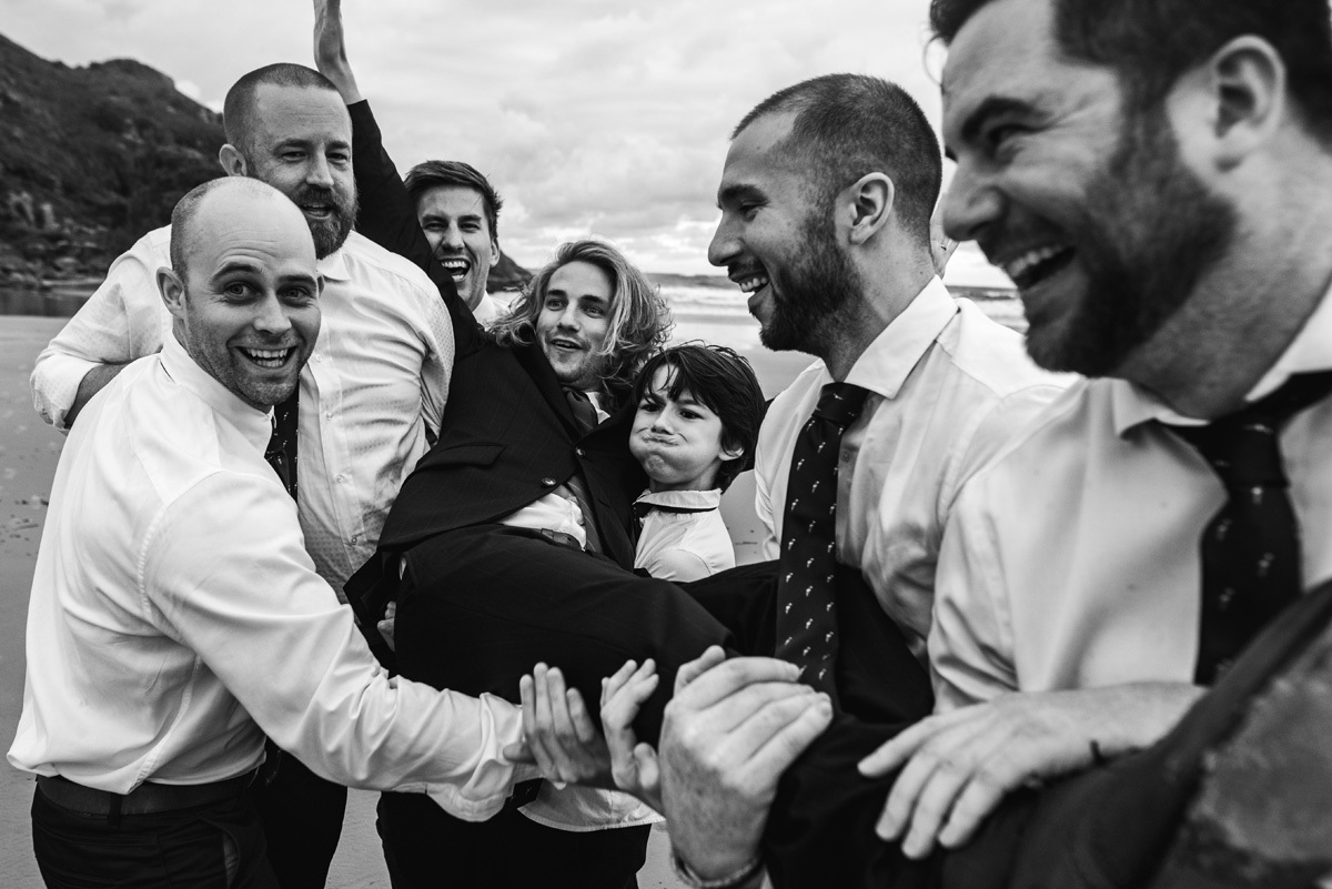 padrinhos segurando noivo casamento na praia ilha do mel paraná brasil