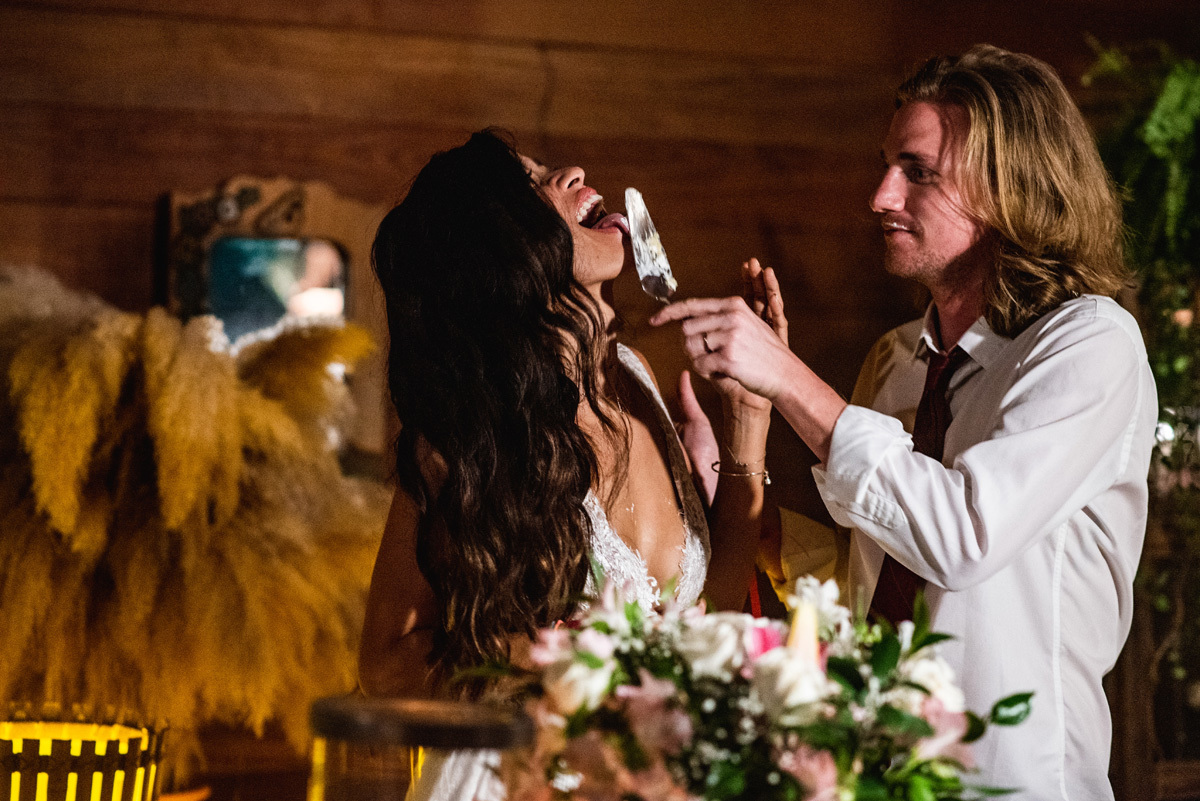 corte do bolo desconstruído divertido decoração de casamento na praia ilha do mel paraná brasil