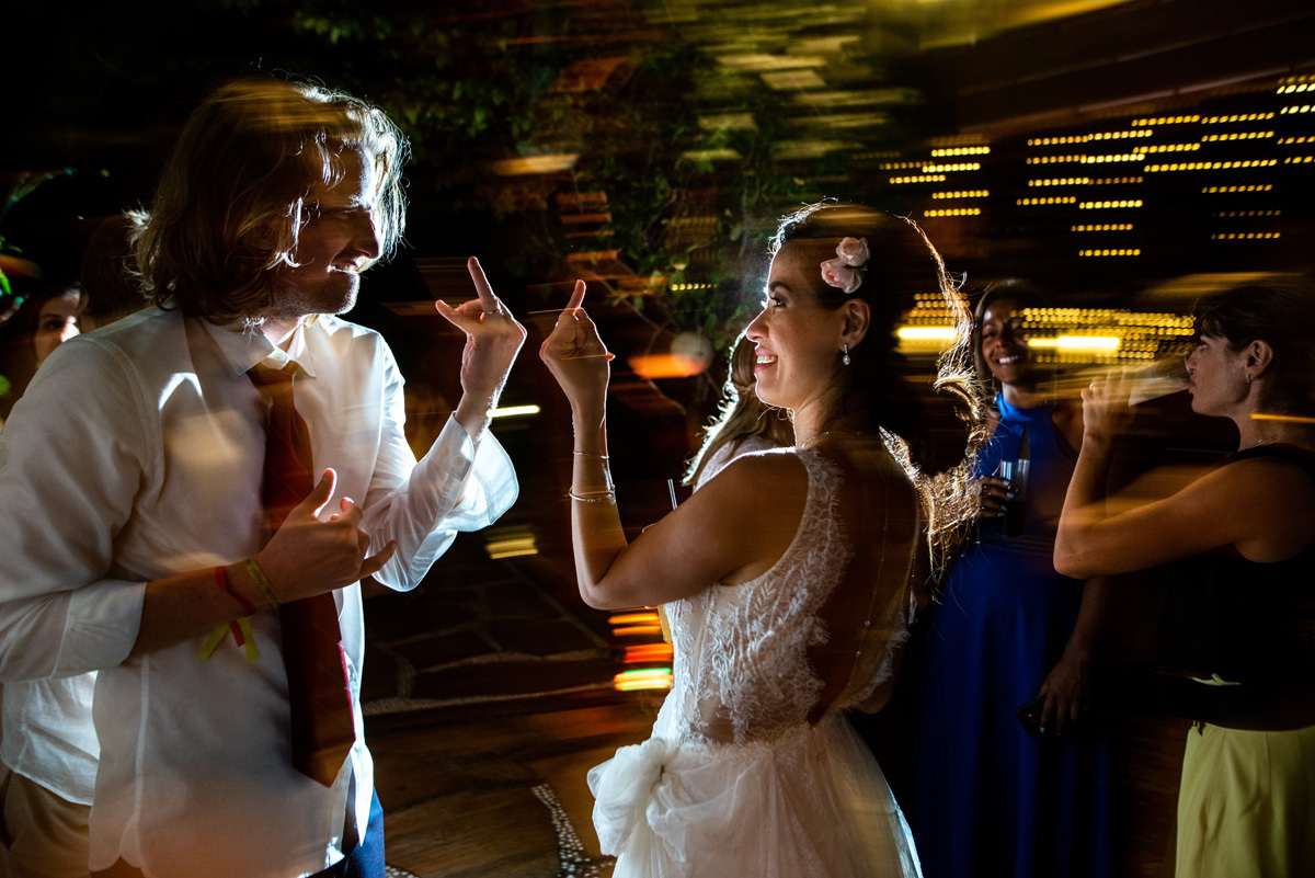 noivos dançando loucos divertido festa de casamento ilha do mel paraná brasil fotógrafo rafael bigarelli