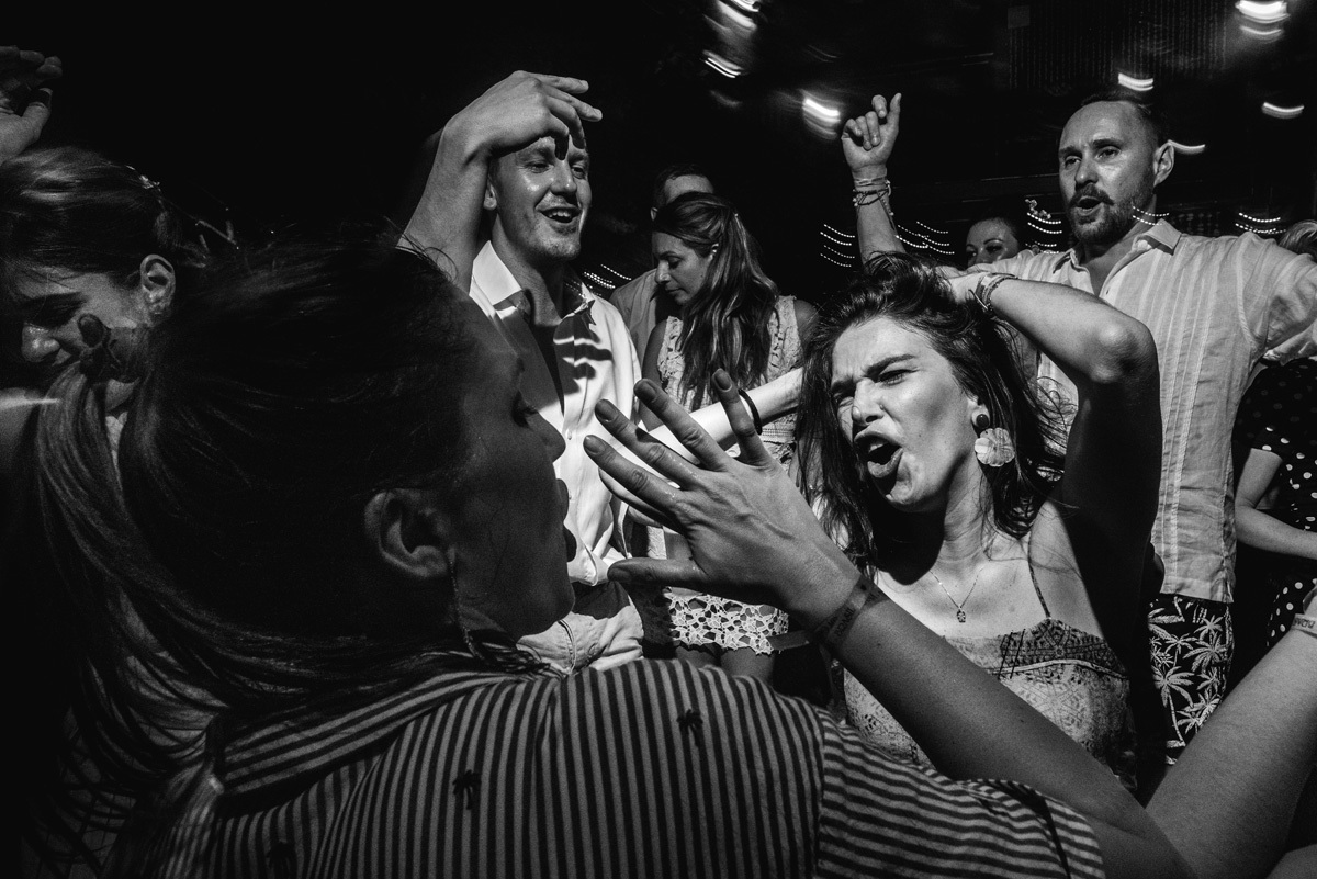 festa de casamento noivos e convidados dançando casamento ilha do mel paraná brasil fotógrafo rafael bigarelli noiva brasileira e noivo estrangeiro