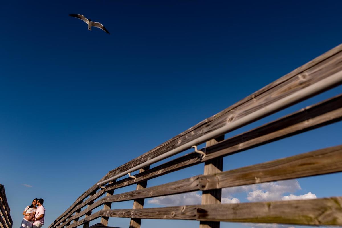 céu azul com pássaro em ensaio gestante com composição fotográfica de linhas fotografia de gravida
