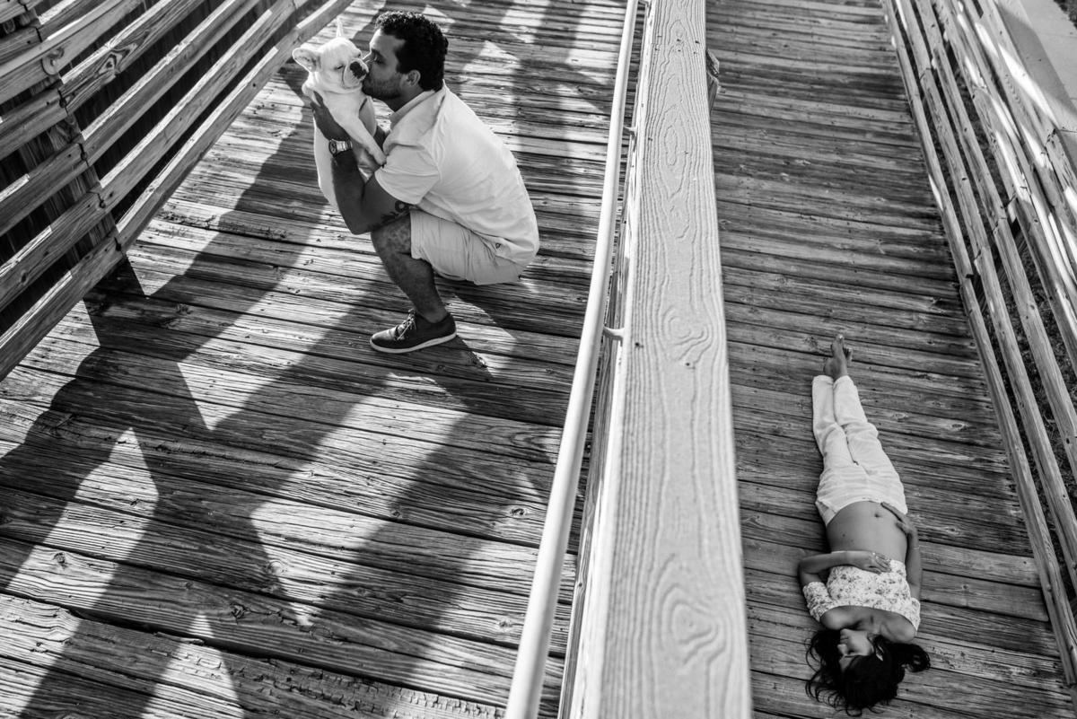 ensaio gestante com pet cachorro com composição fotográfica de linhas fotografia de gravida