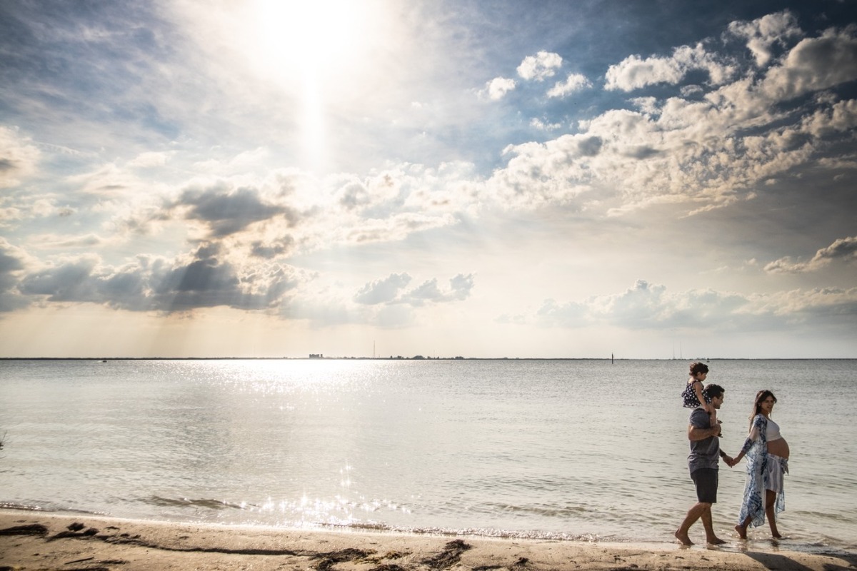 fotografia de gestante com filha em natureza praia fotógrafo rafael bigarelli ensaio em tampa estados unidos