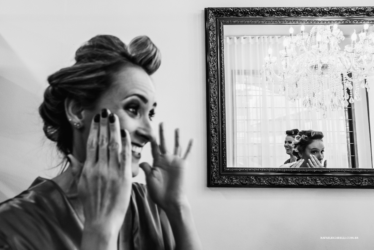 noiva se olhando no espelho